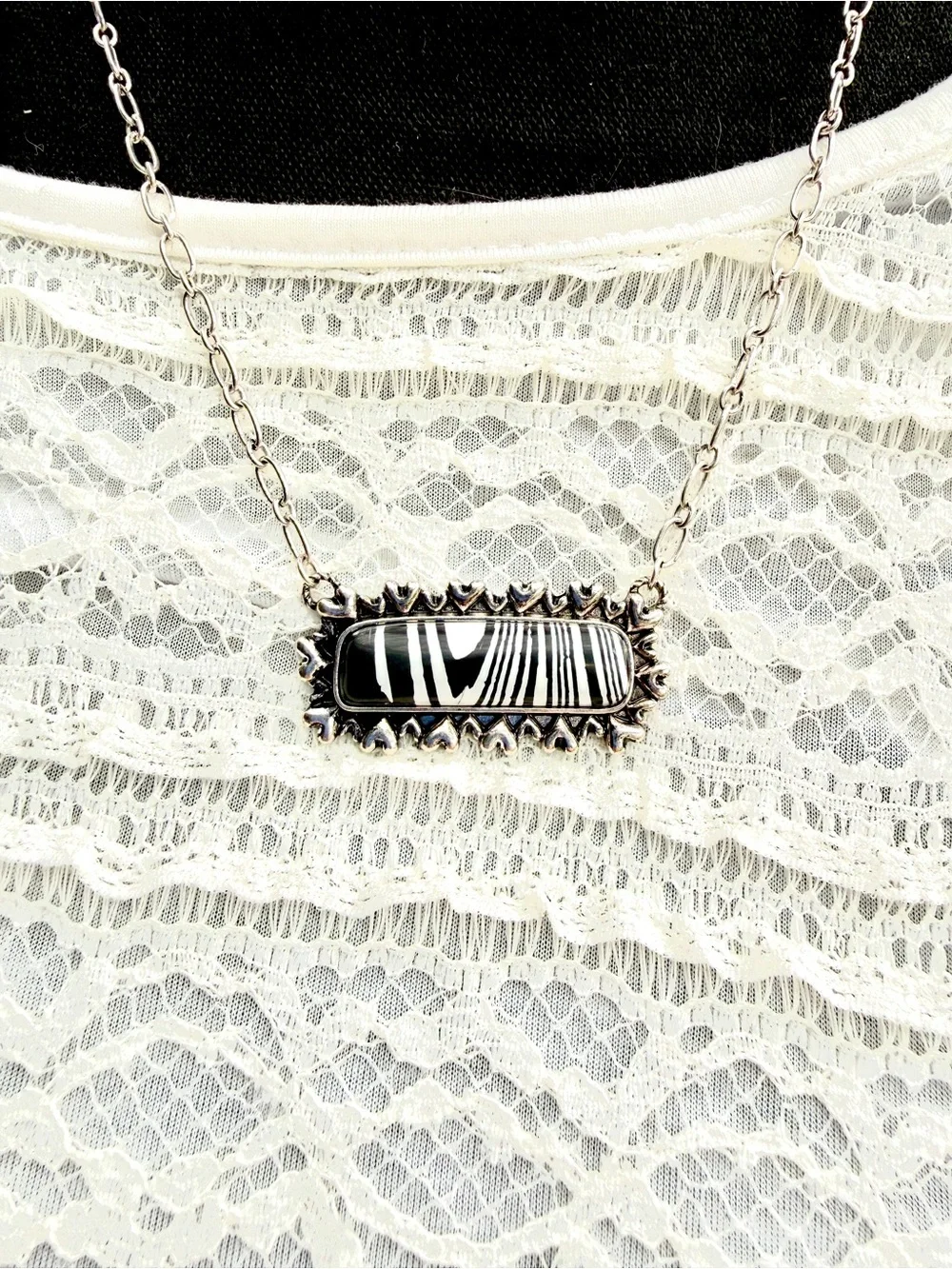 Black & White Striped Stone Bar Necklace 18” Silver Tone Chain